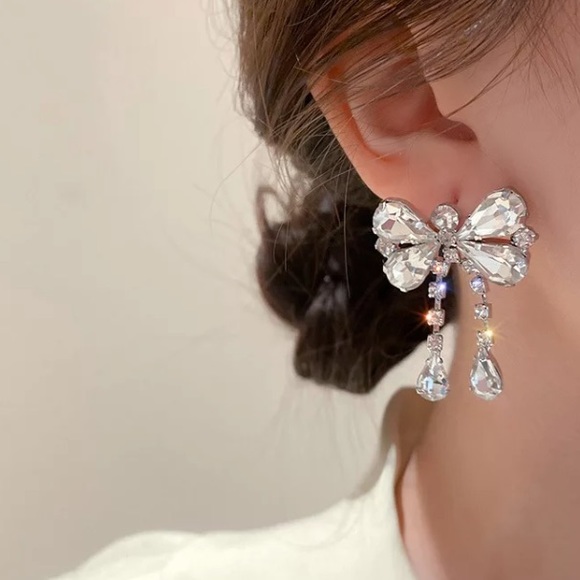 🌟 Amazing Bow Crystals Earrings - Picture 3 of 3